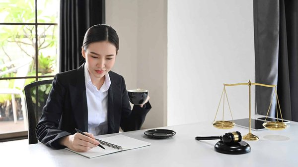 Rôle et responsabilités d'un avocat spécialisé en droit des assurances