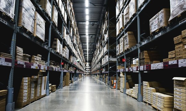 Les avantages des rayonnages modulaires pour une gestion de stock flexible
